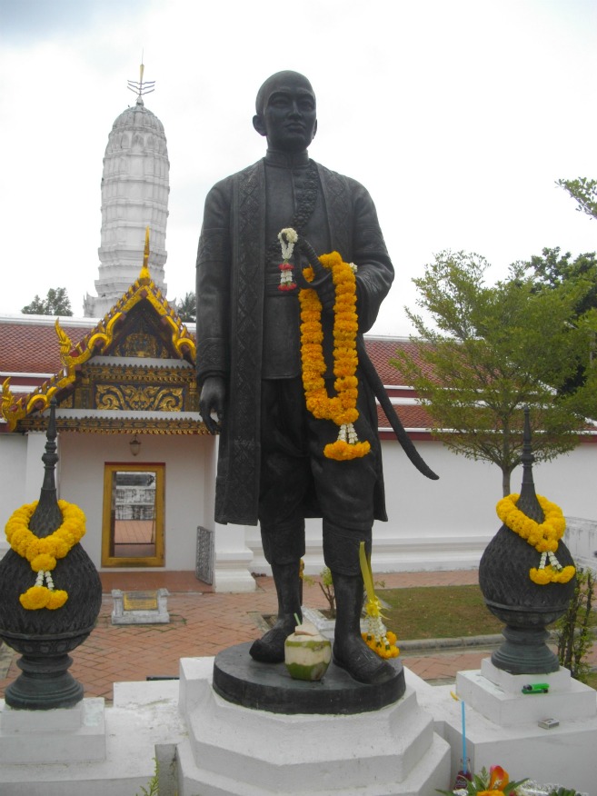 King Rama II statue and main pagoda