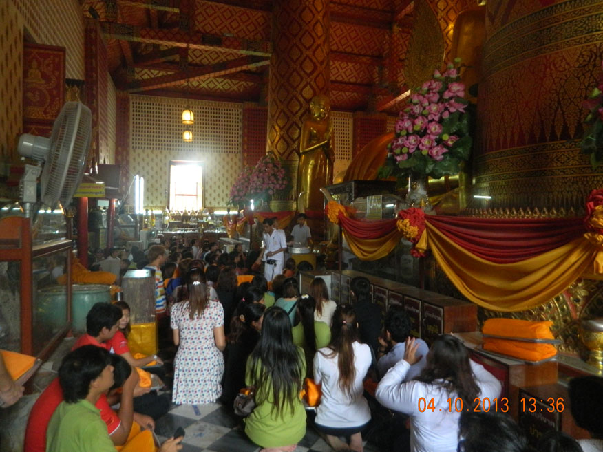 Robe changing ceremony at Wat Phanan Choeng