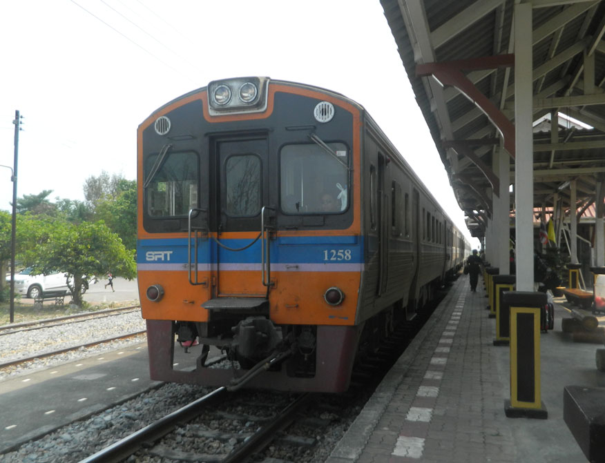 Arrival at Cha-Am railway station of the 14.33 service to Bangkok.