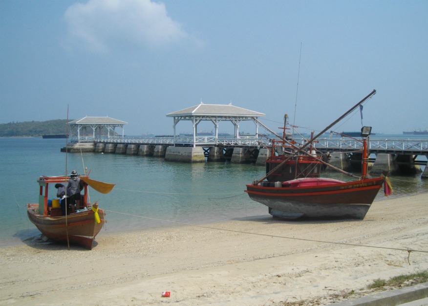 Asdang Pier (background)