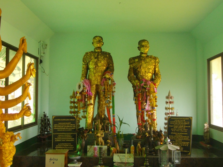 King Chulalongporn and son statue