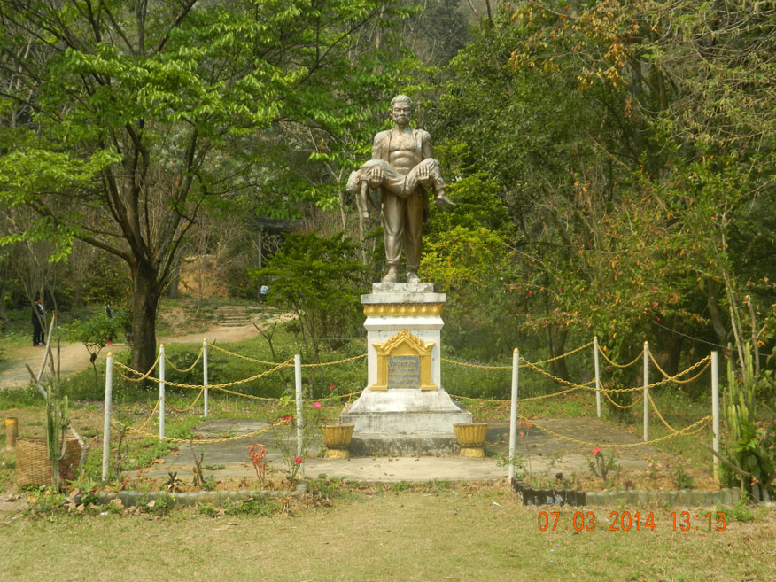 Bronze memorial at Tham Piou