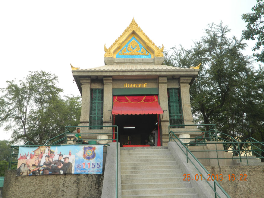 entrance to new Phra Kan Shrine