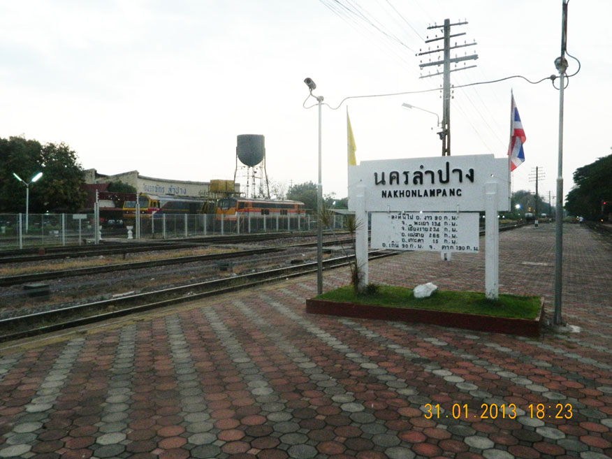 Platform at Mueng Lampang railway station