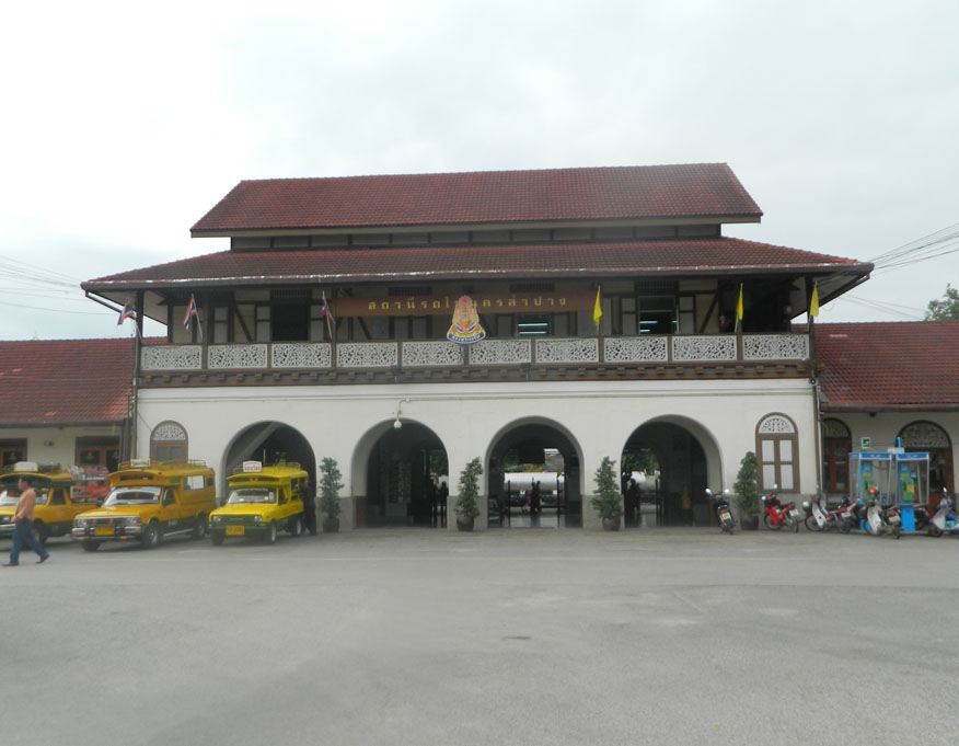 Mueng Lampang railway station