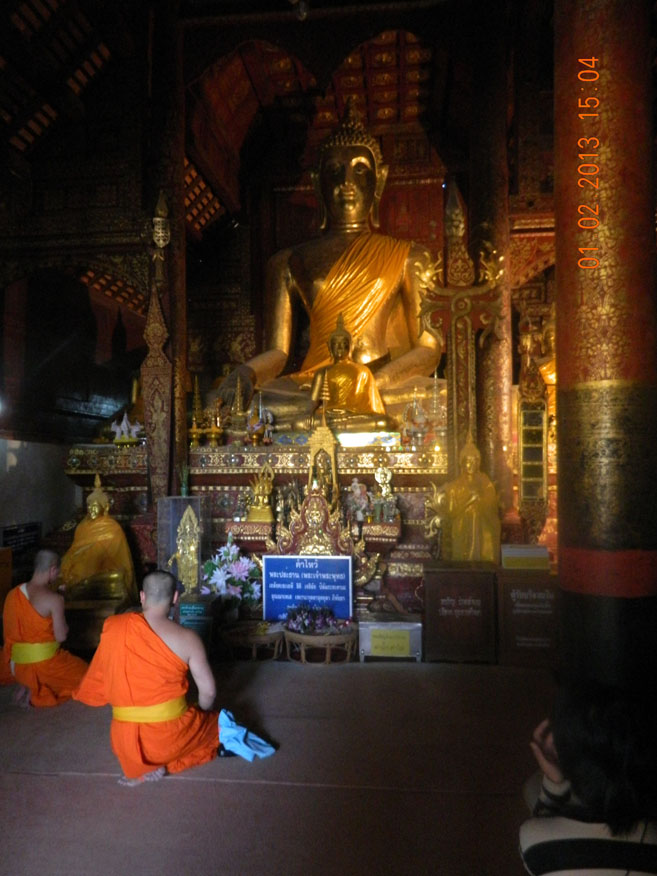 Buddha image in Viharn Phra Phut
