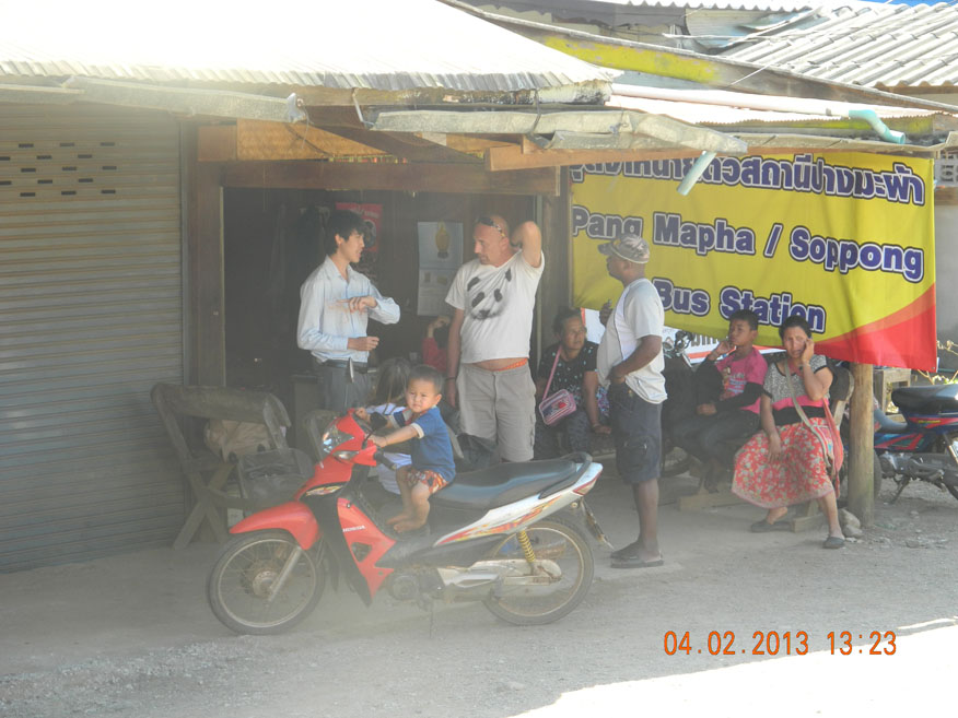 They start em young! A rest stop at Soppong between Pai and Mae Hong Son.