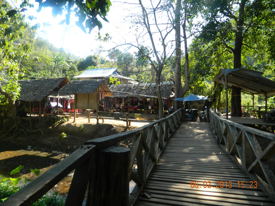 Ban Huai Shuathao, a Karen long-neck village.