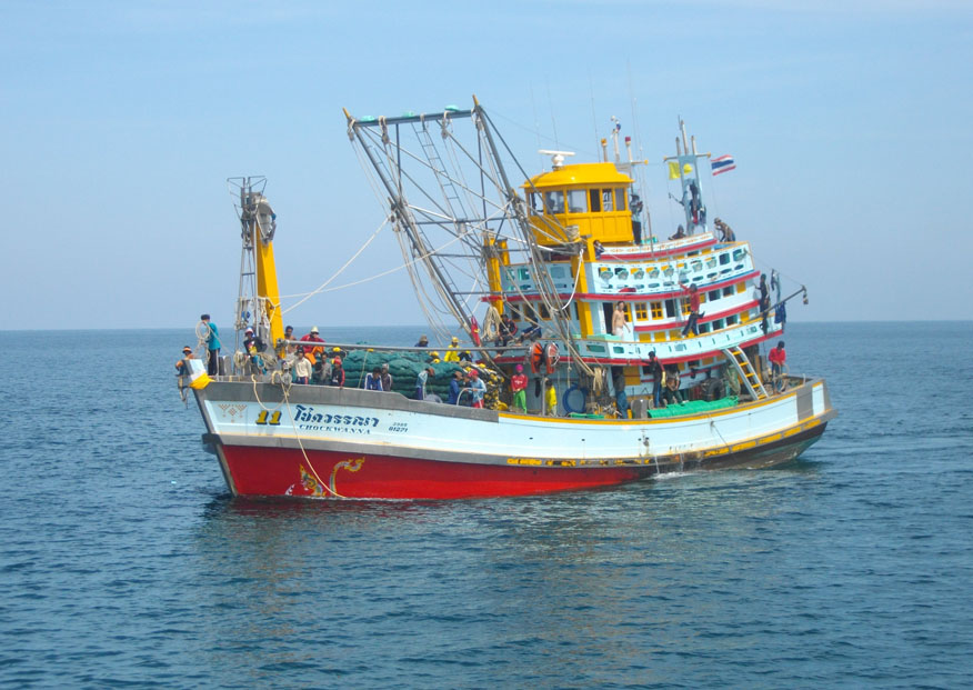 fishing boat arriving at Ban Bo Thong Lang pier